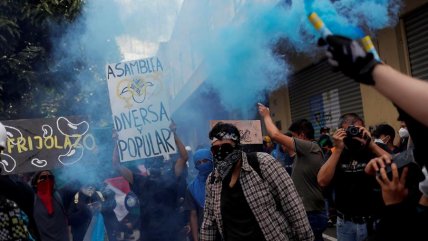  Guatemala: Siguen las protestas y manifestantes queman bus frente a sede del Gobierno  