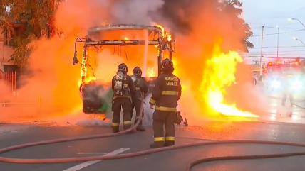 Incendio consumió por completo un bus en Estación Central Incendio consumió por completo un bus en Estación Central
