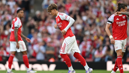   Arsenal hizo debutar a futbolista de 15 años frente a Leeds United 